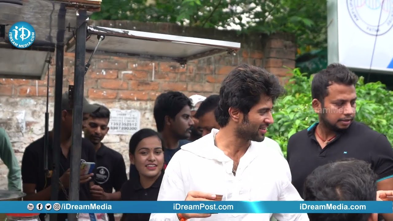 Vijay devarakonda Visits Graduate Chai Wali Shop | Liger Promotions in Patna