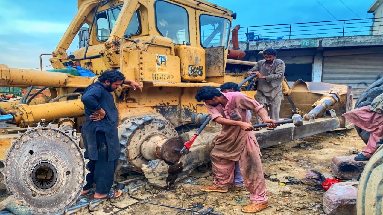 Amazing Repairing Process Of Broken Sprocket Wheel Of Caterpillar // Dozer Final Drive Restoration
