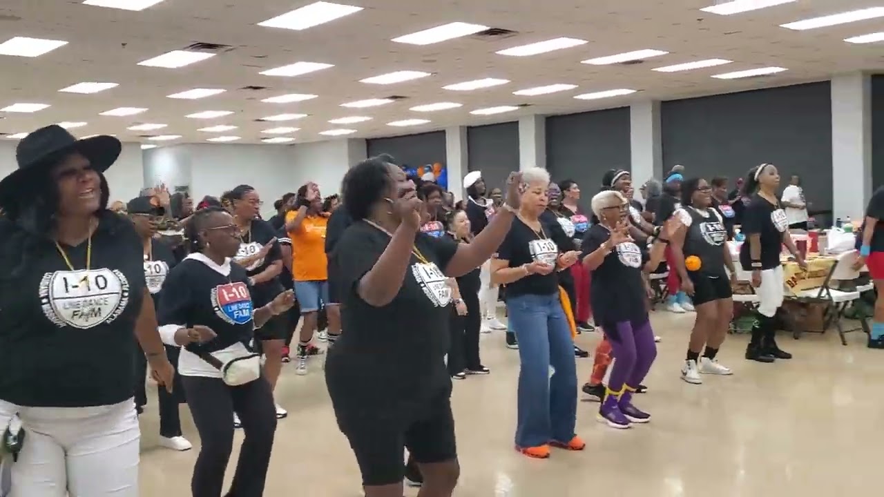 Линда Симмс проводит мастер-класс для миссис Офицер на мероприятии I-10 Social and Day Party в Би...