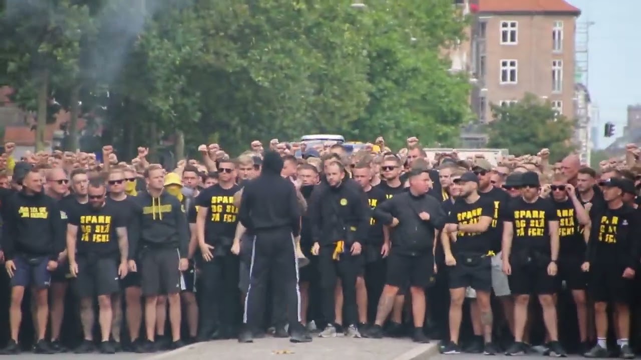 Brøndby-fans marcherer inden FCK-kamp