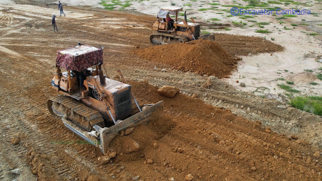 Old bulldozer but push so fast the same with new bulldozer - Bulldozer pushing dirt