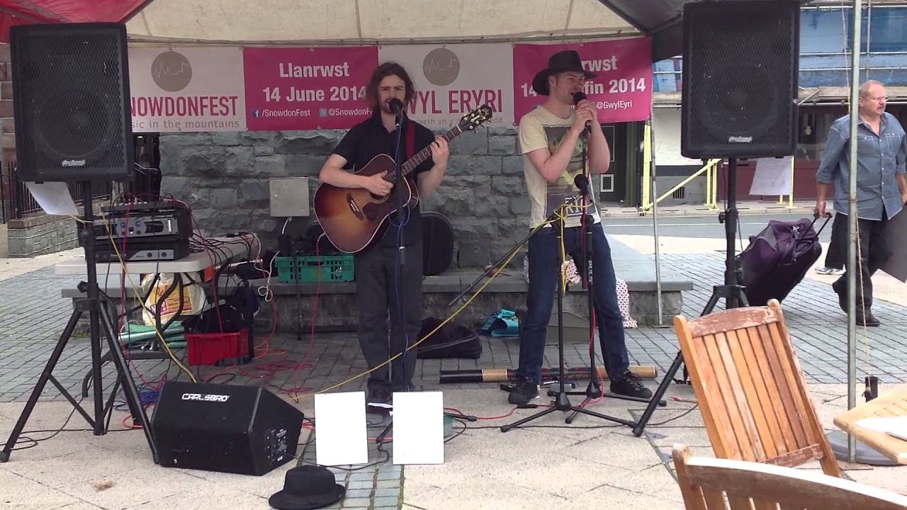 a Welsh Song from Naughty Magic Simon in 2013 Snowdon Fest