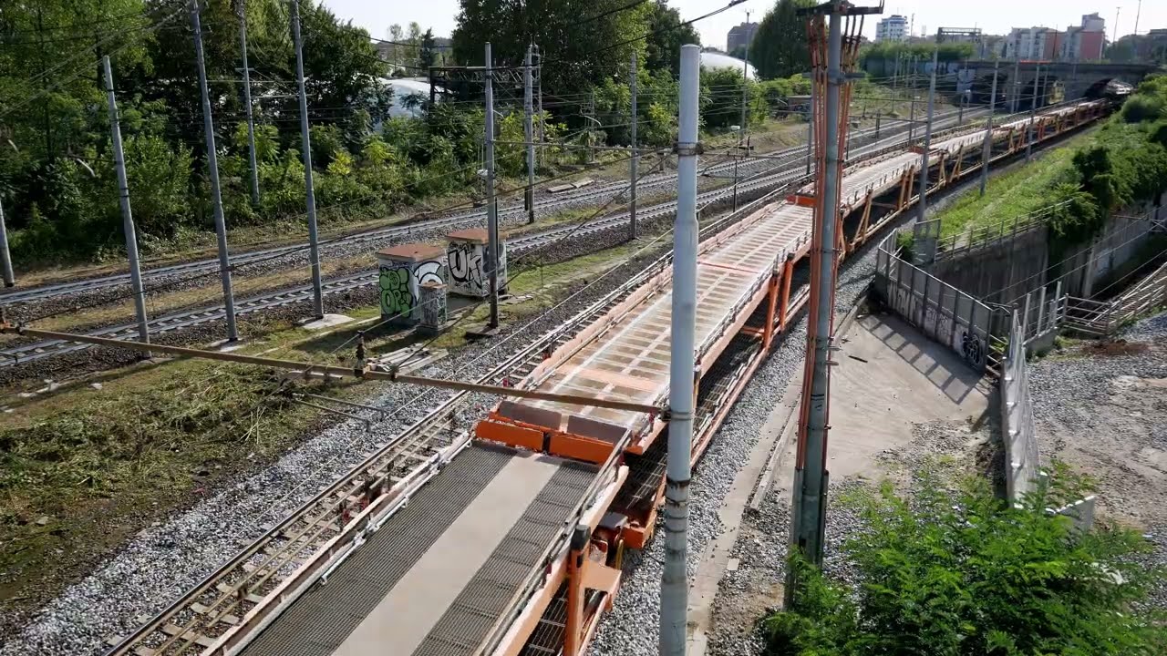 Car transporter train hauled by E652 near Milan Forlanini, October 2021