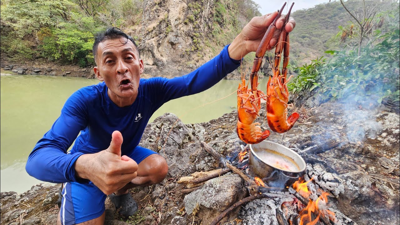 Don jose pesca y cocina dos camarones gigantes