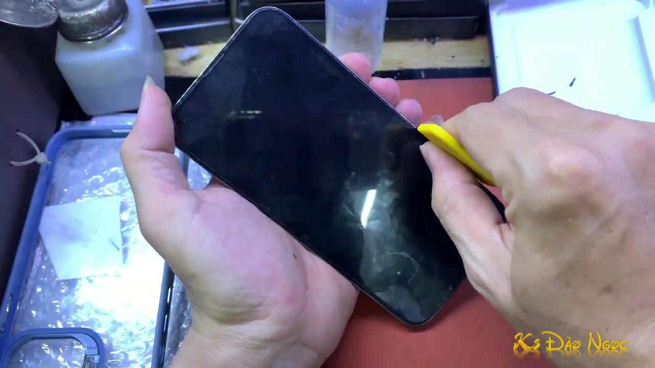 Cách tháo màn iPhone X-15 an toàn không sọc