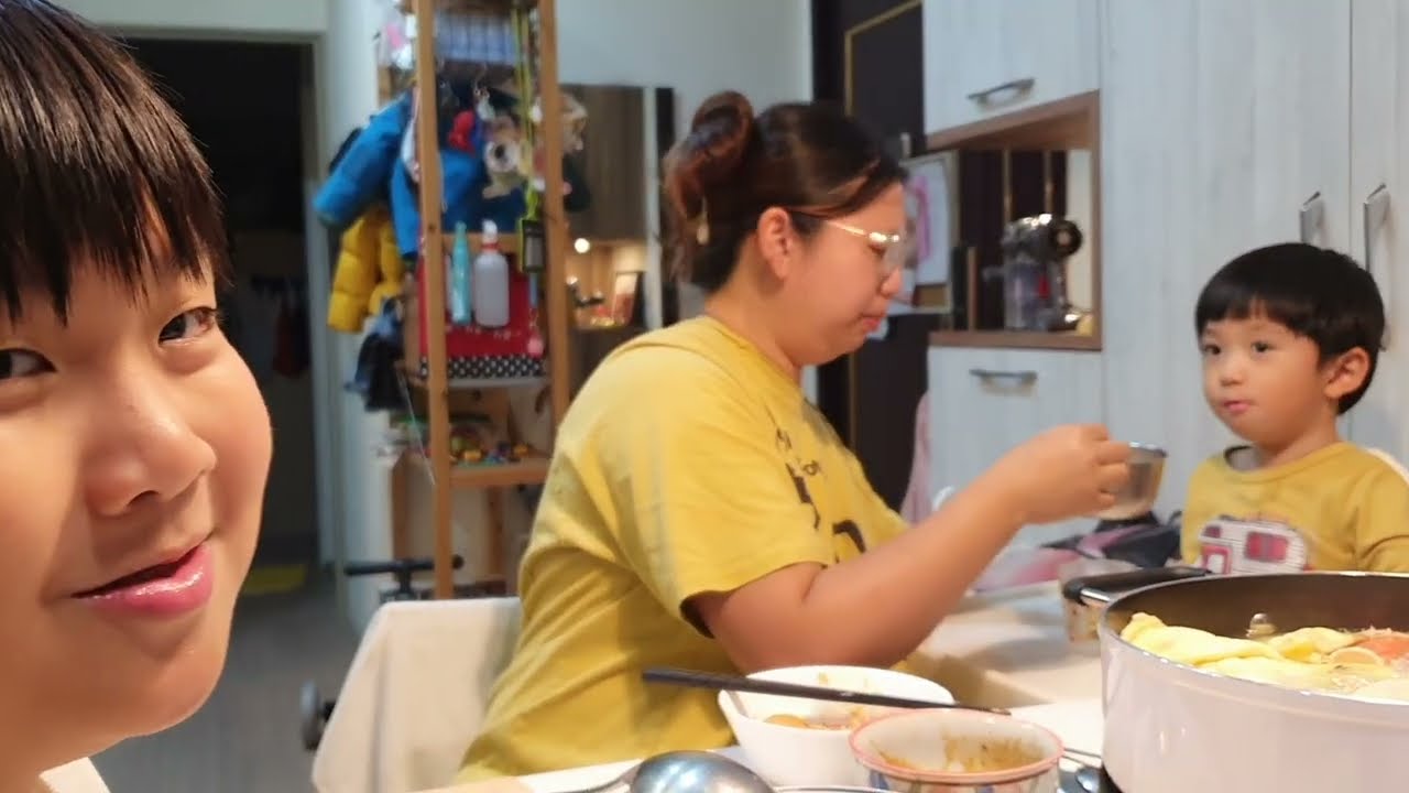 晚餐日常 全家在家吃火鍋 弟弟不喝水想喝飲料媽媽不能接受！｜咚2y11m15d 桐9y8m