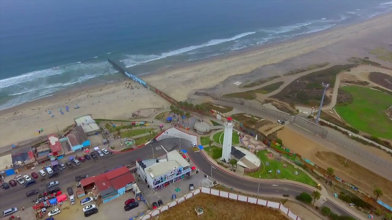 Playas de Tijuana mural at the US Mexico Border