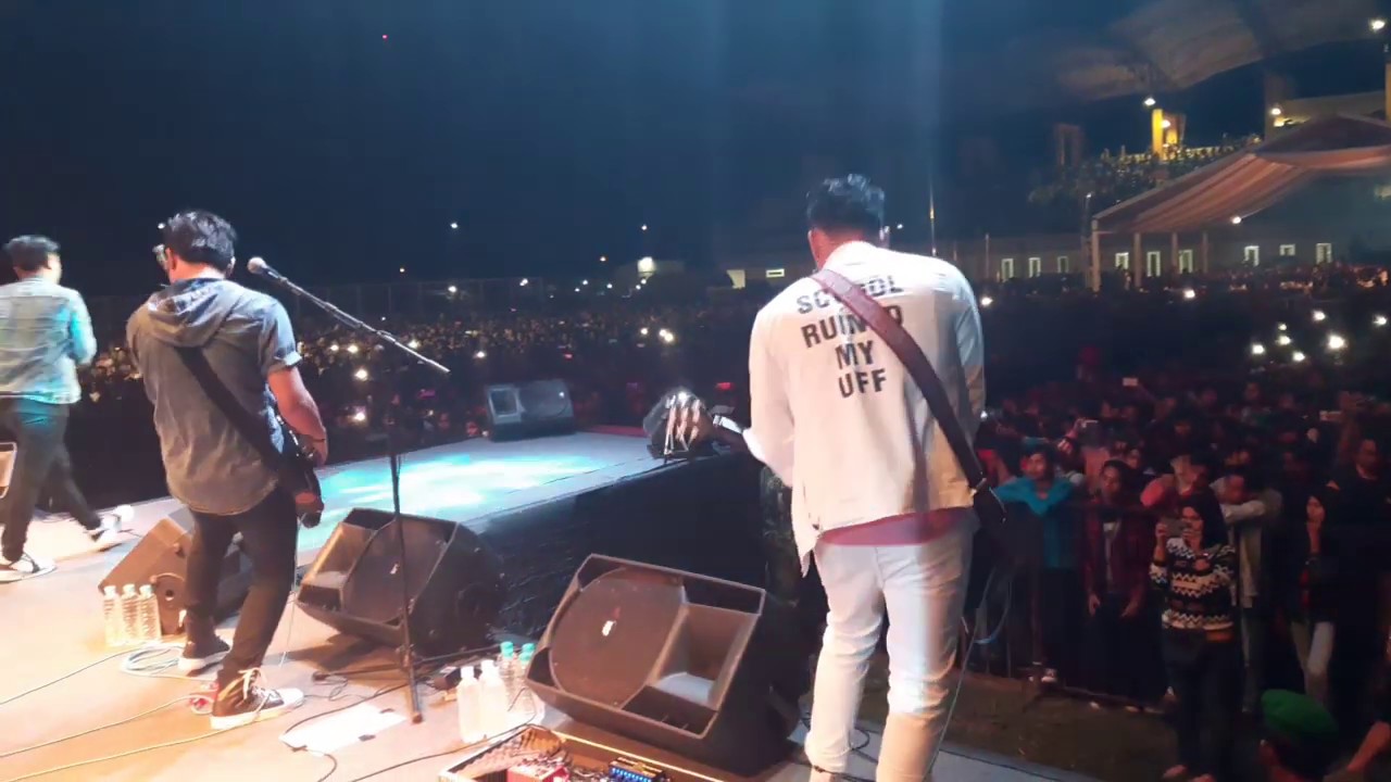 Sakit sungguh sakit | konser Ilir7 band di malam pergantian tahun 2019 - 2020 di kab.pulangpisau