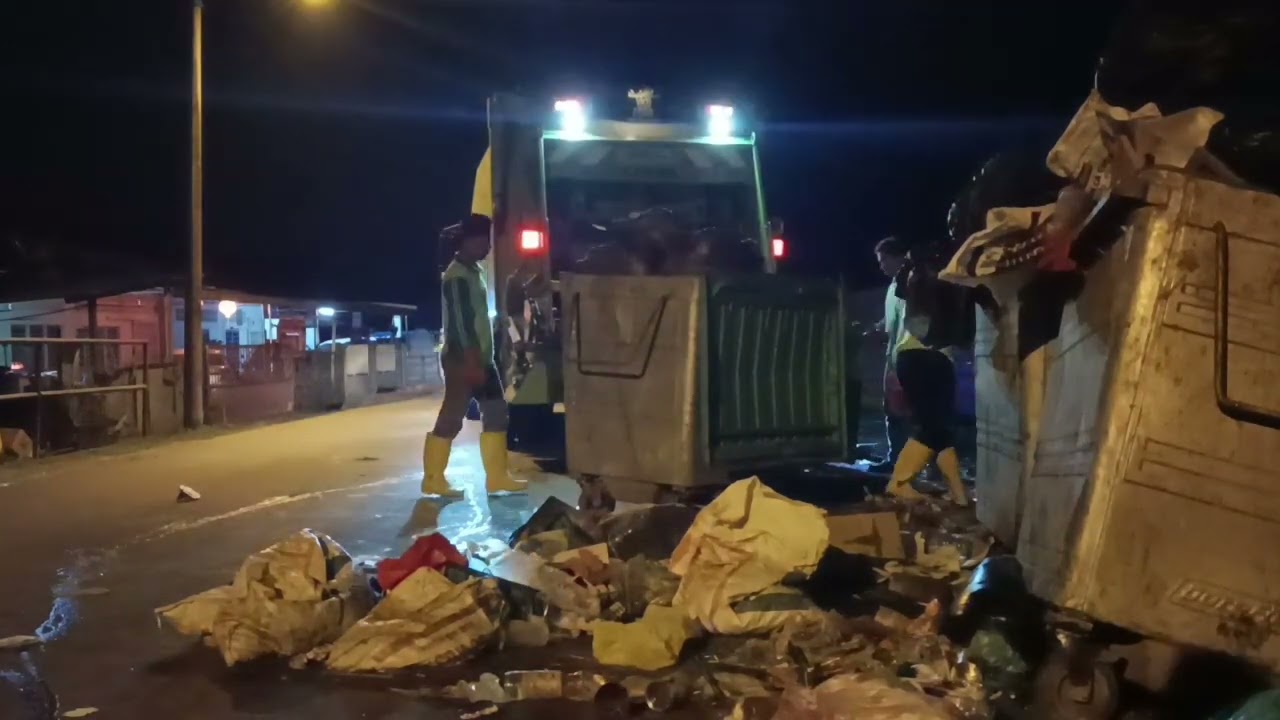 berkerja sebagai pegawai kebersihan Malaysia