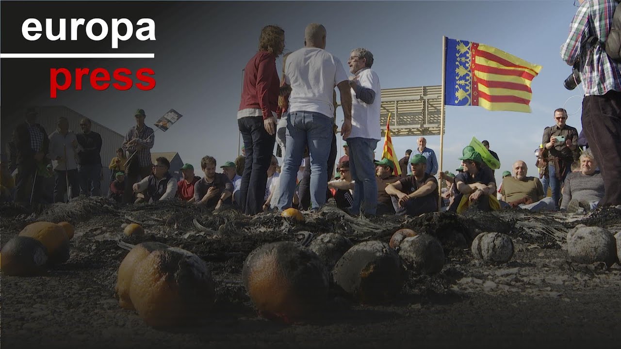 Agricultores cortan el acceso al Puerto de Castellón con una barricada de neumáticos