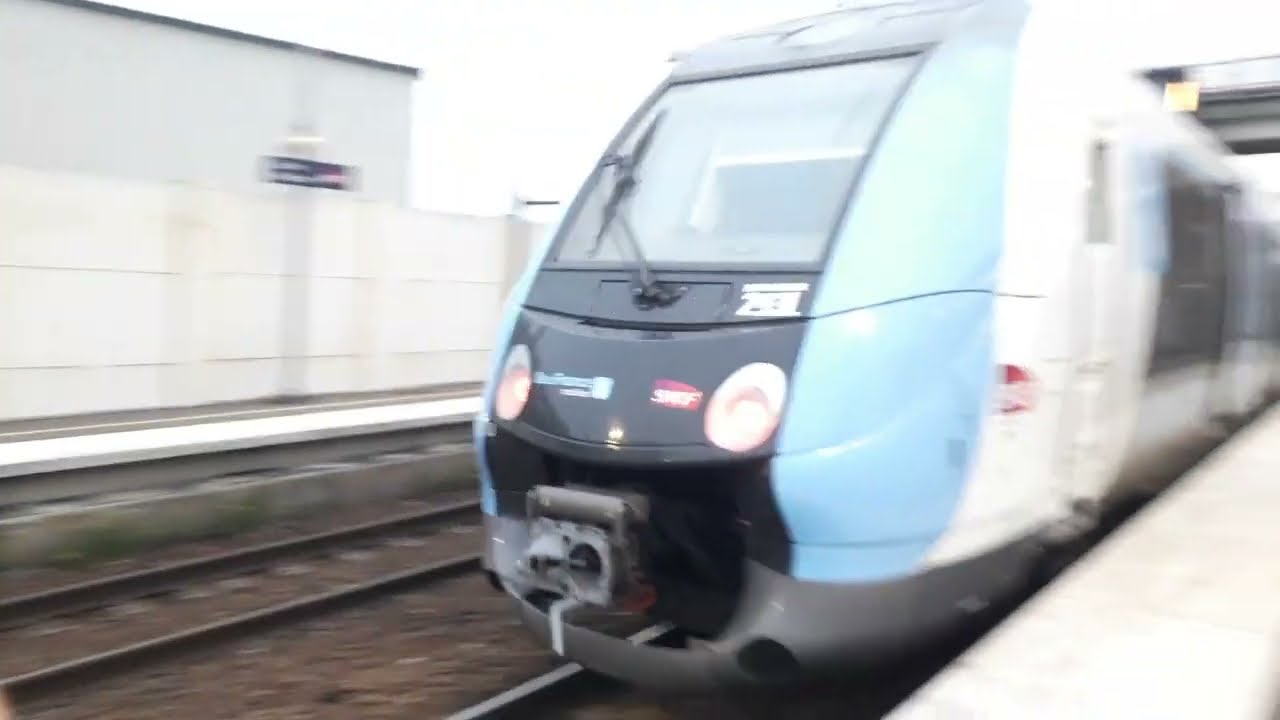 Quelle que train a la gare de Mantes station et d'Épône Mézières