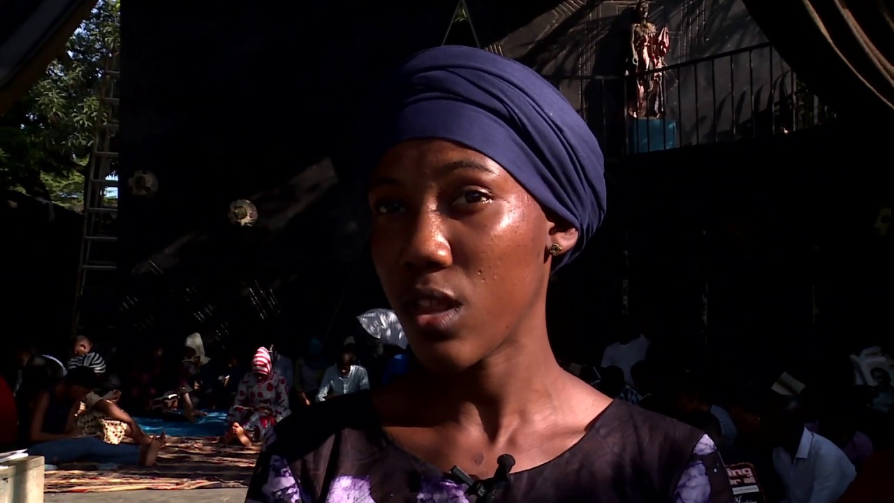 Guinée - Oeuvres, sculptures, danses, et même lectures silencieuses au « Petit musée » à Conakry