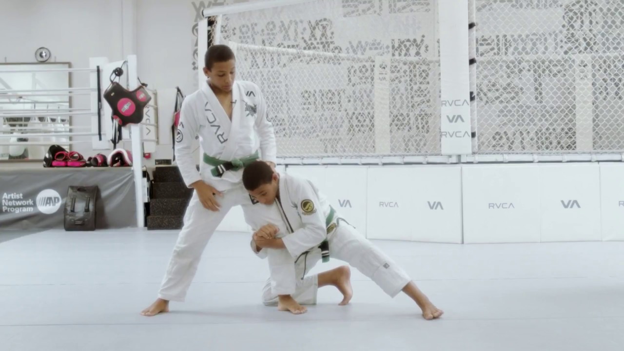 Single leg defense to submission