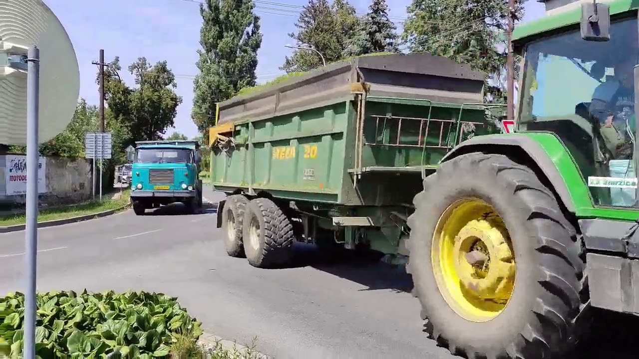 ZD Smržice u Prostějova - letní siláž vojtěšky - traktory Zetor, John Deere, kolem jezdí Liaz Mates