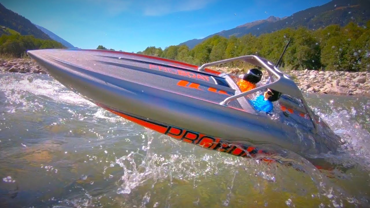PRO BOAT RiverJet in troubled Water