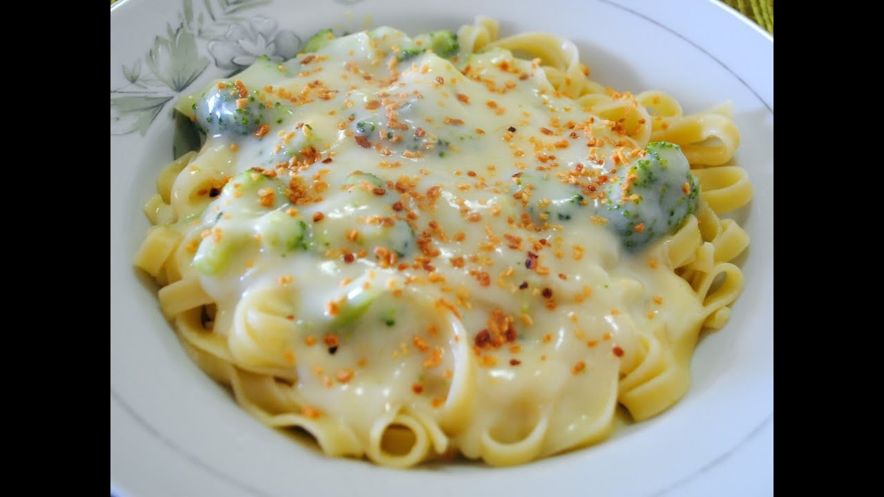 MACARRÃO COM BRÓCOLIS E MOLHO BRANCO