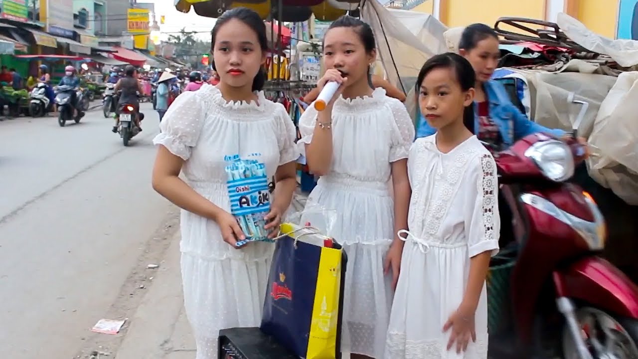 3 chị em hát rong khiến cả khu phố chết lặng - Những Đồi Hoa Sim - Bé Hà Vi