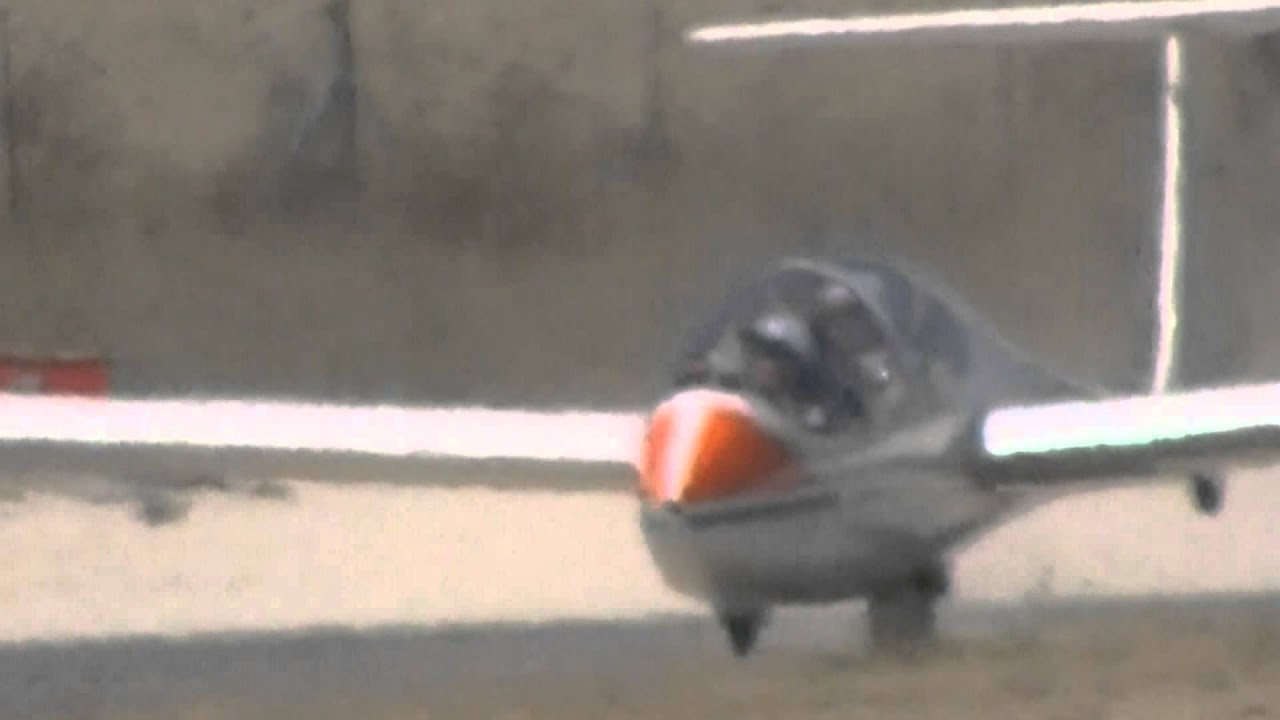 Short Landing - Grob G-103A Twin Astir Acro in LEIG