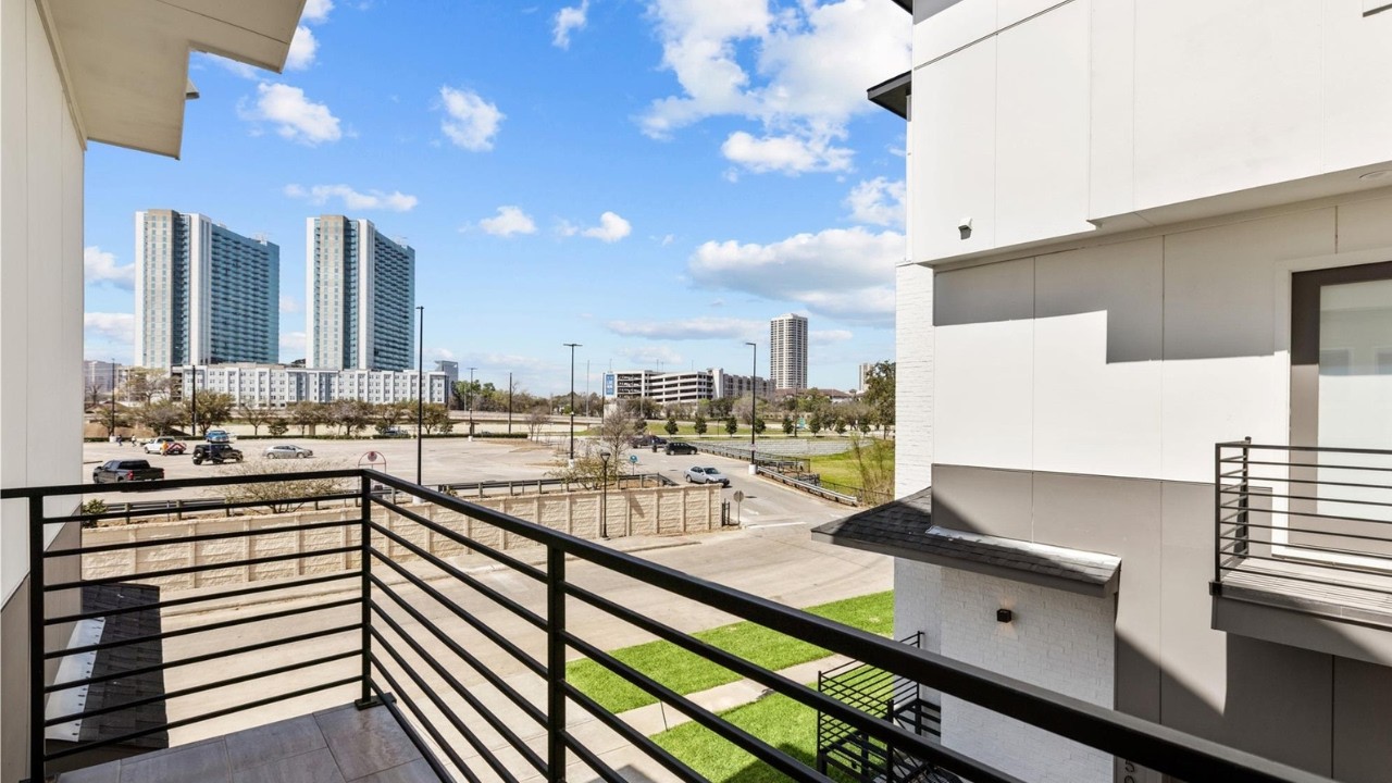 STUNNING home in the heart of HOUSTON'S 3RD WARD community!