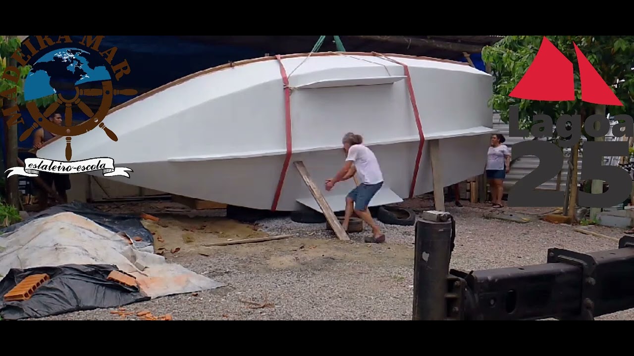 Turning the Lagoa 25 hull