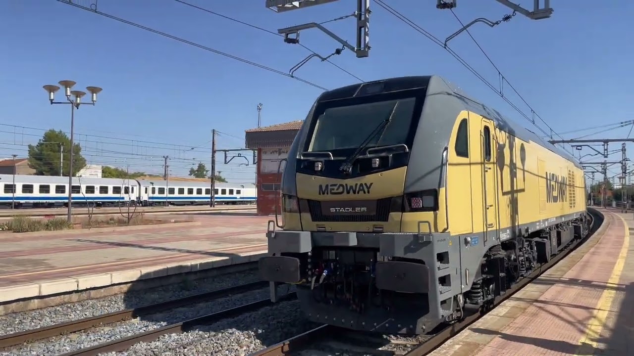 Algunas Circulaciones por Alcázar de San Juan y el tren de las gachas 2025 saliendo de Chamartín 