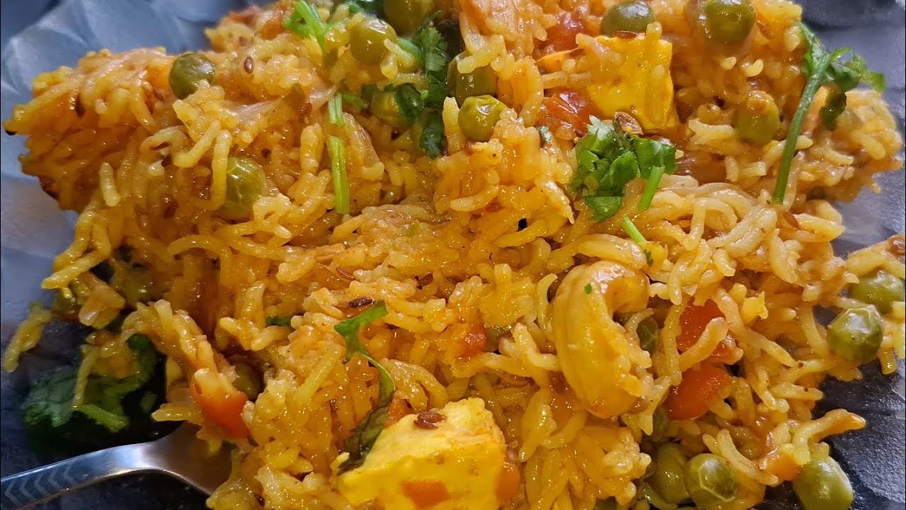 आज  मे बनाई मटर और पनीर  की सब्जी नही आज कुछ अलग मटर और पनीर का पुलाव 😋😋😋# test #yummy #trending 