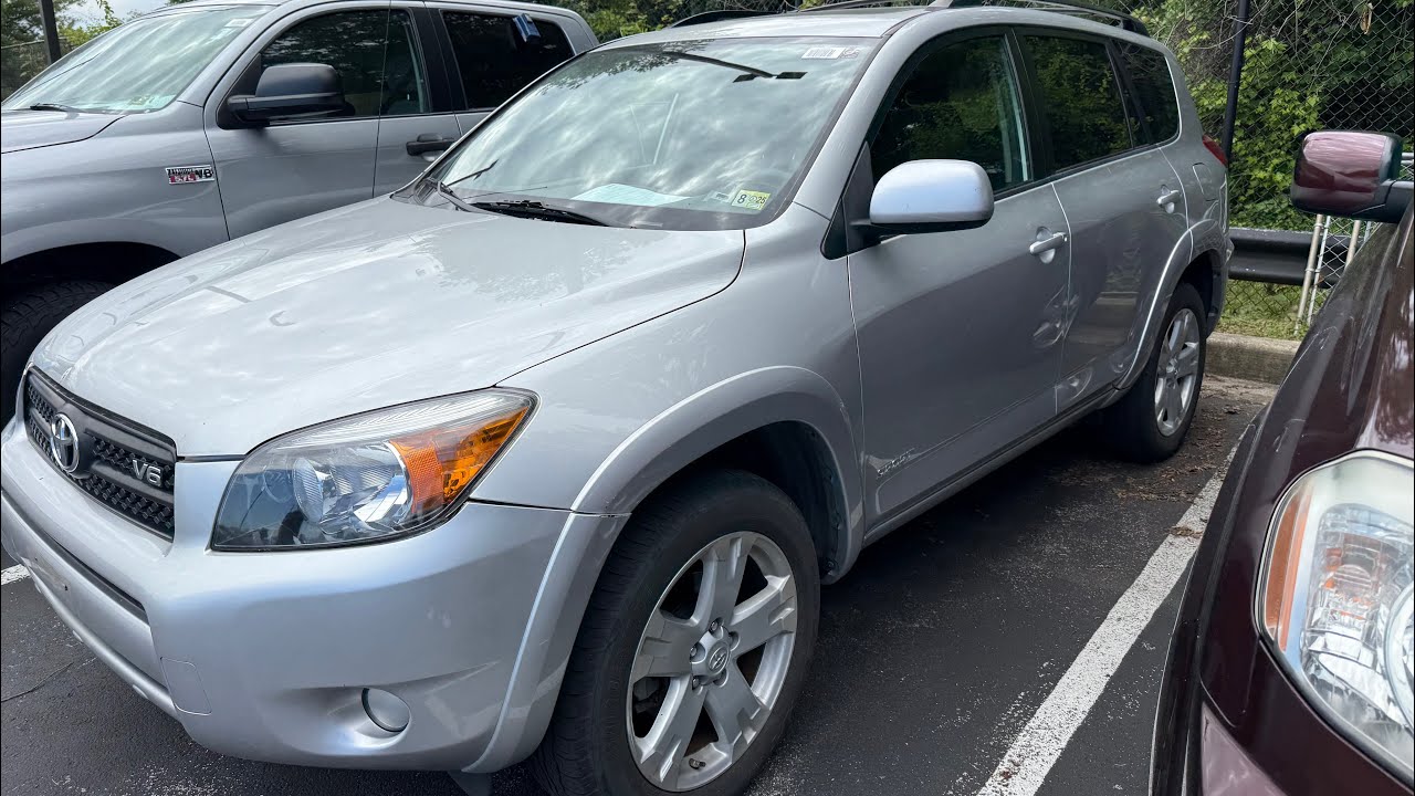 2010 Toyota RAV4 V6 startup, rev and horn