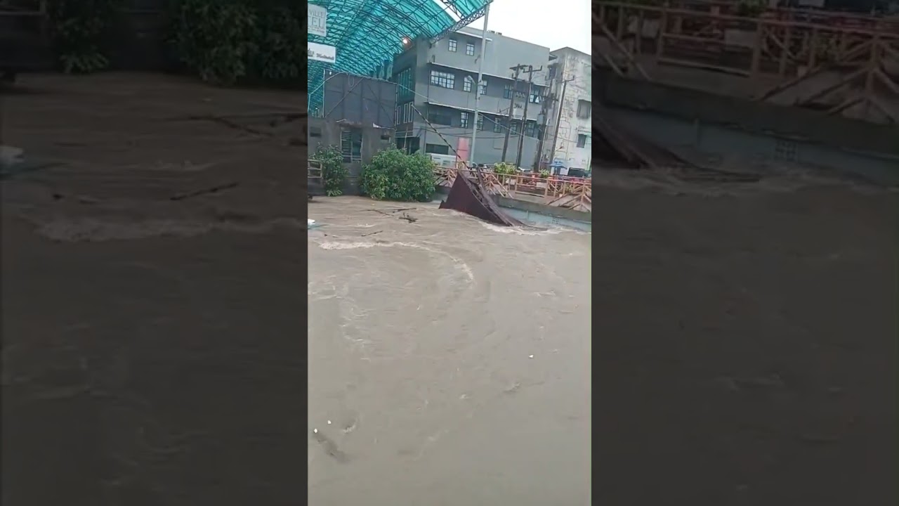 Дом смыло рекой Дели, и он задел мост больницы Марты Фриски в Медане #вирусныеновости #подписчики