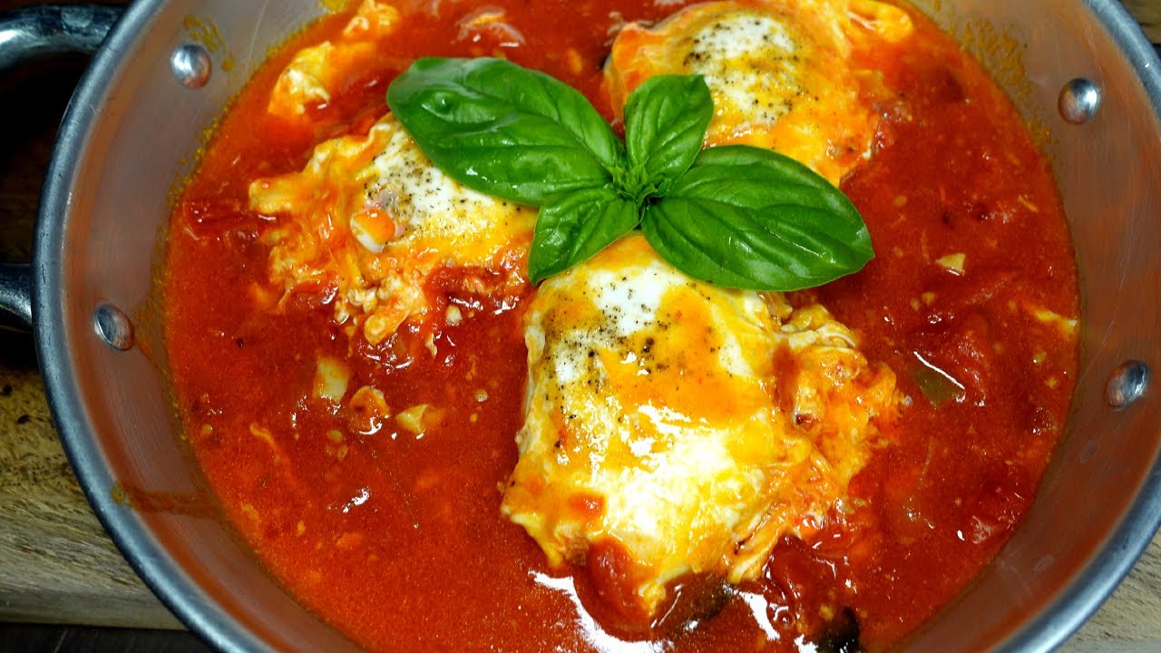 Segreti di Famiglia: Le Uova al Pomodoro di Nonna, cotte nel Tegame di Terracotta