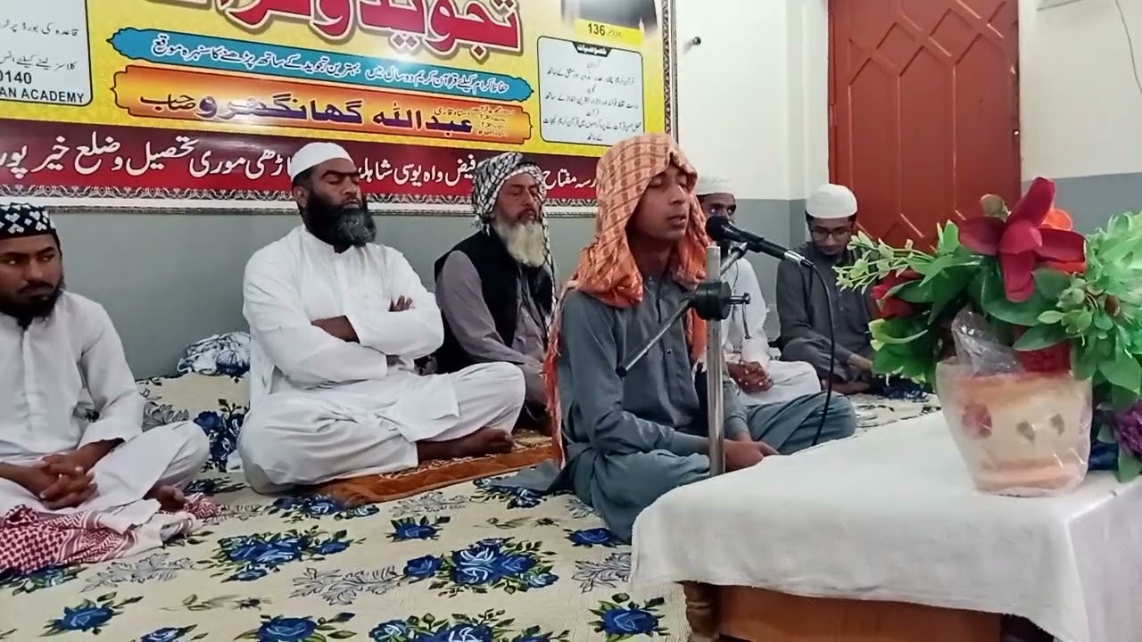 مدرسے کا طالب العلم قاری عبد الرحمن کوریجو تلاوت قرآن پاک کرتے ہوئے 