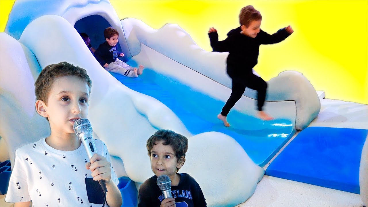 CRIANÇAS BRINCANDO no PARQUINHO de NATAL do FROZEN com Paulinho e Toquinho