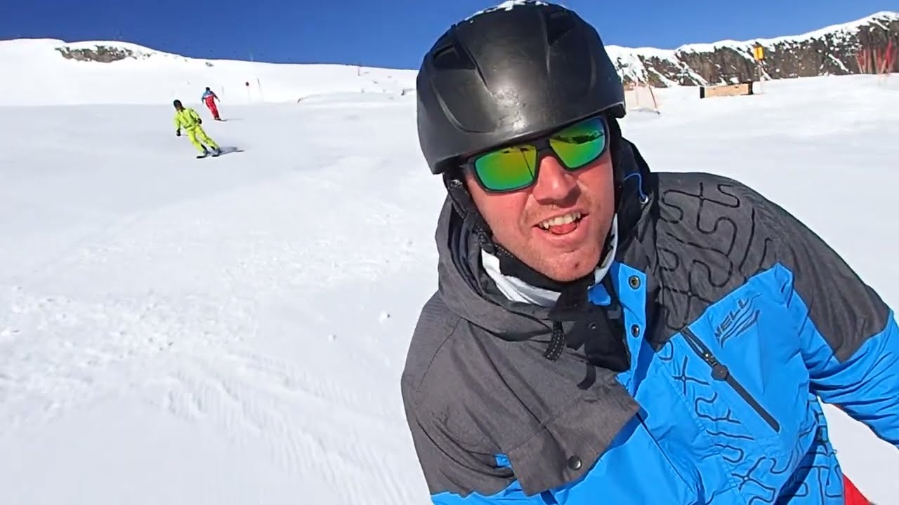 Das ist Spaß. Hintertuxer Gletscher. Skiing in Mai in Austria. Glacier downhill from 3200 to 2500