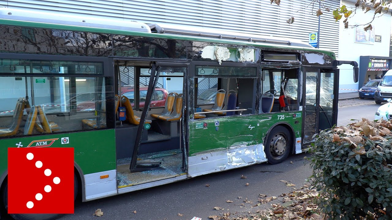 Milano, incidente tra bus atm e mezzo Amsa: la fiancata del pullman, vetri in frantumi