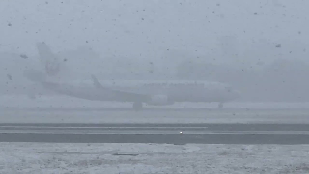 【切り抜き】大雪の大阪伊丹空港 B737離陸シーン