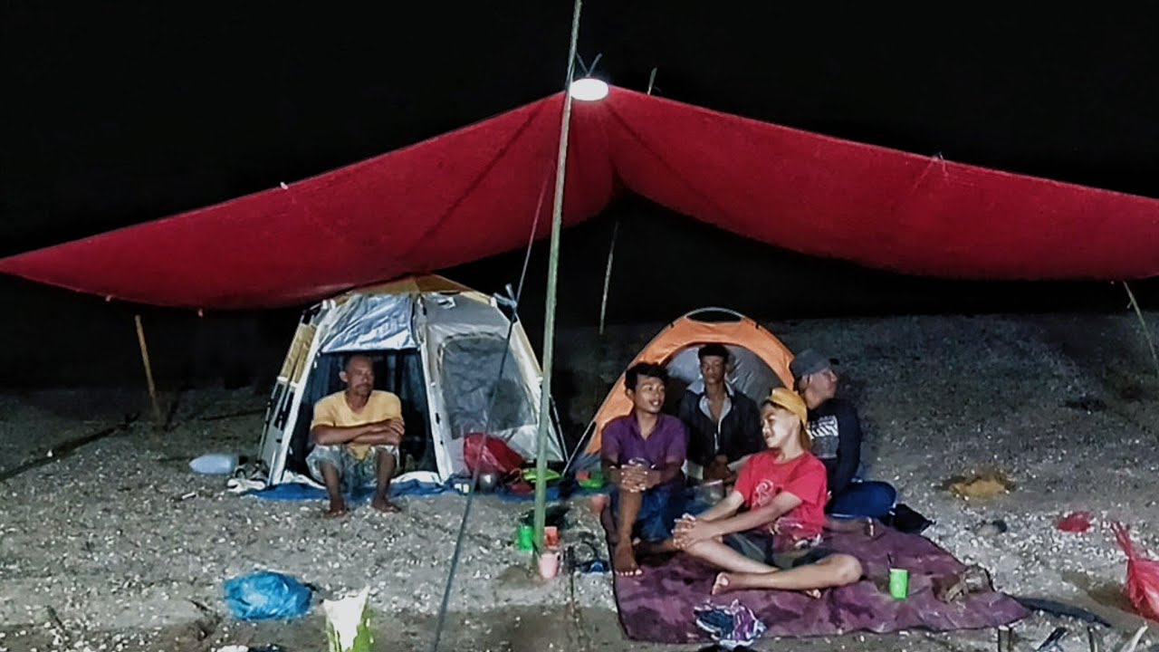 Camping hujan deras di pinggir sungai memancing & menjala ikan suasana malam dingin