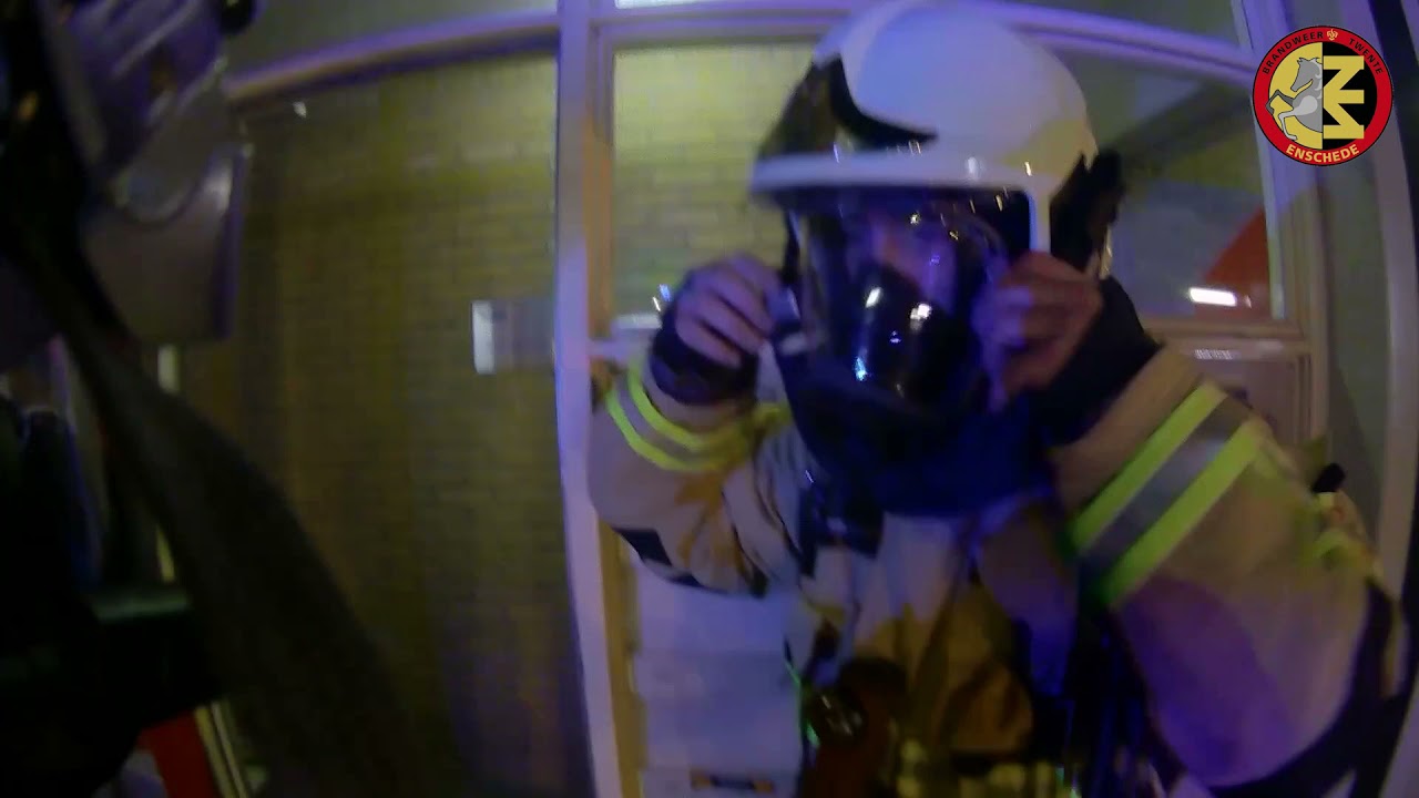 Brandweer Kazerne Enschede. Woningbrand op de tweede etage met slachtoffer.
