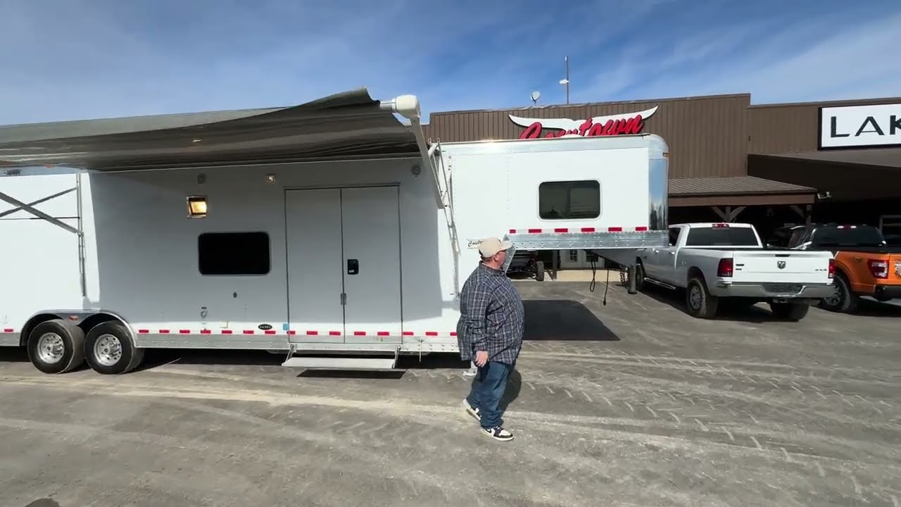 Прицеп-фургон Elite Trailers 2013 года выпуска с внутренней отделкой Sierra Conversions.