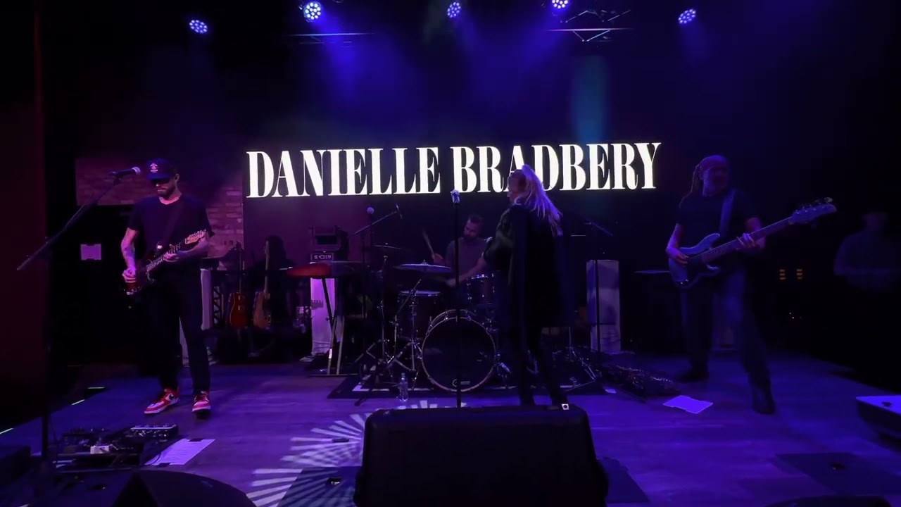 Runaways - Danielle Bradbery Barrel & Vine Omaha, NE 12/01/2022