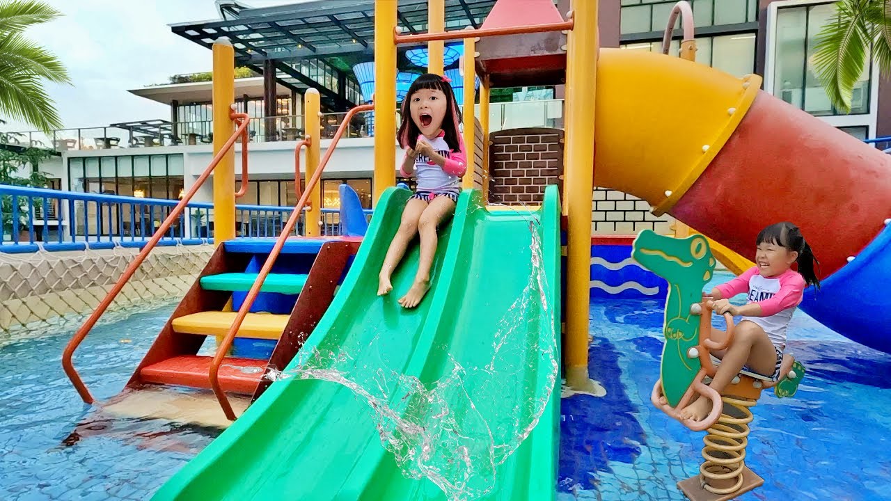 Main Perosotan Air dan Berenang Waterpark dan Playground Anak - Golden Tulip Resort Batu Malang