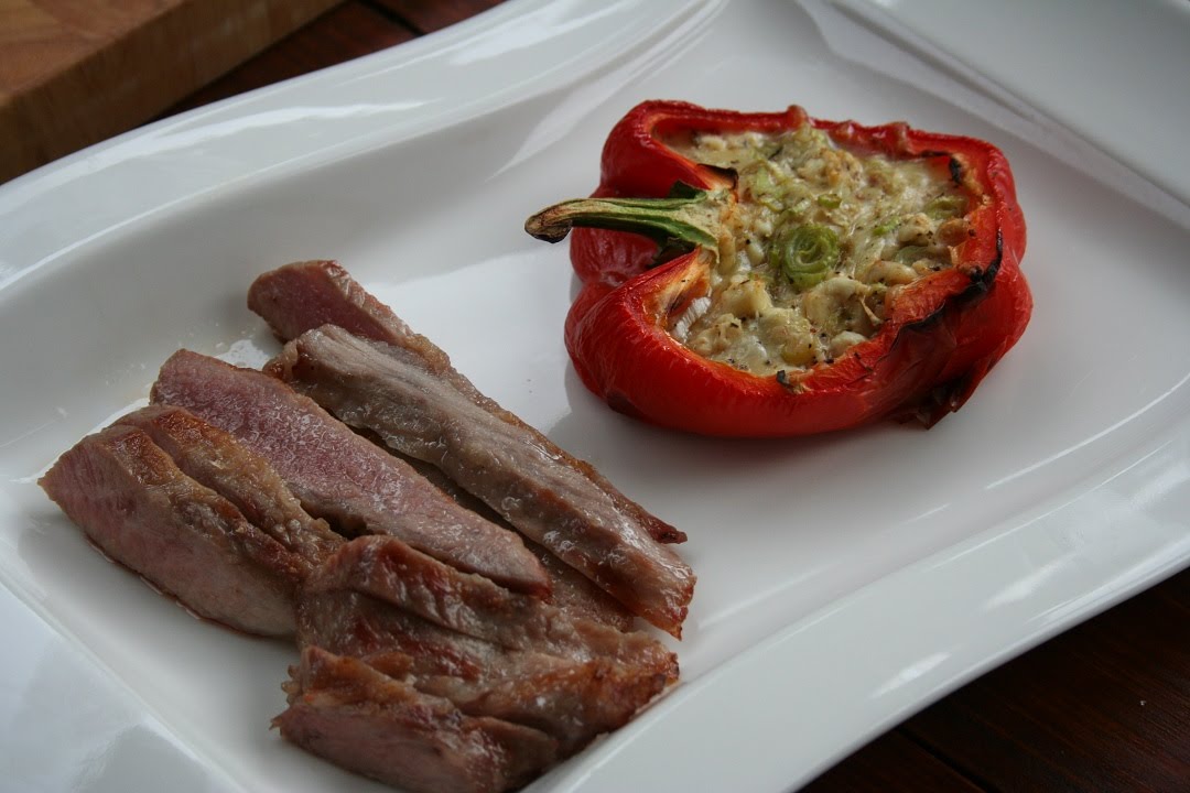 Iberico Secreto Bellota mit gefüllten Paprika vom Keramikgrill