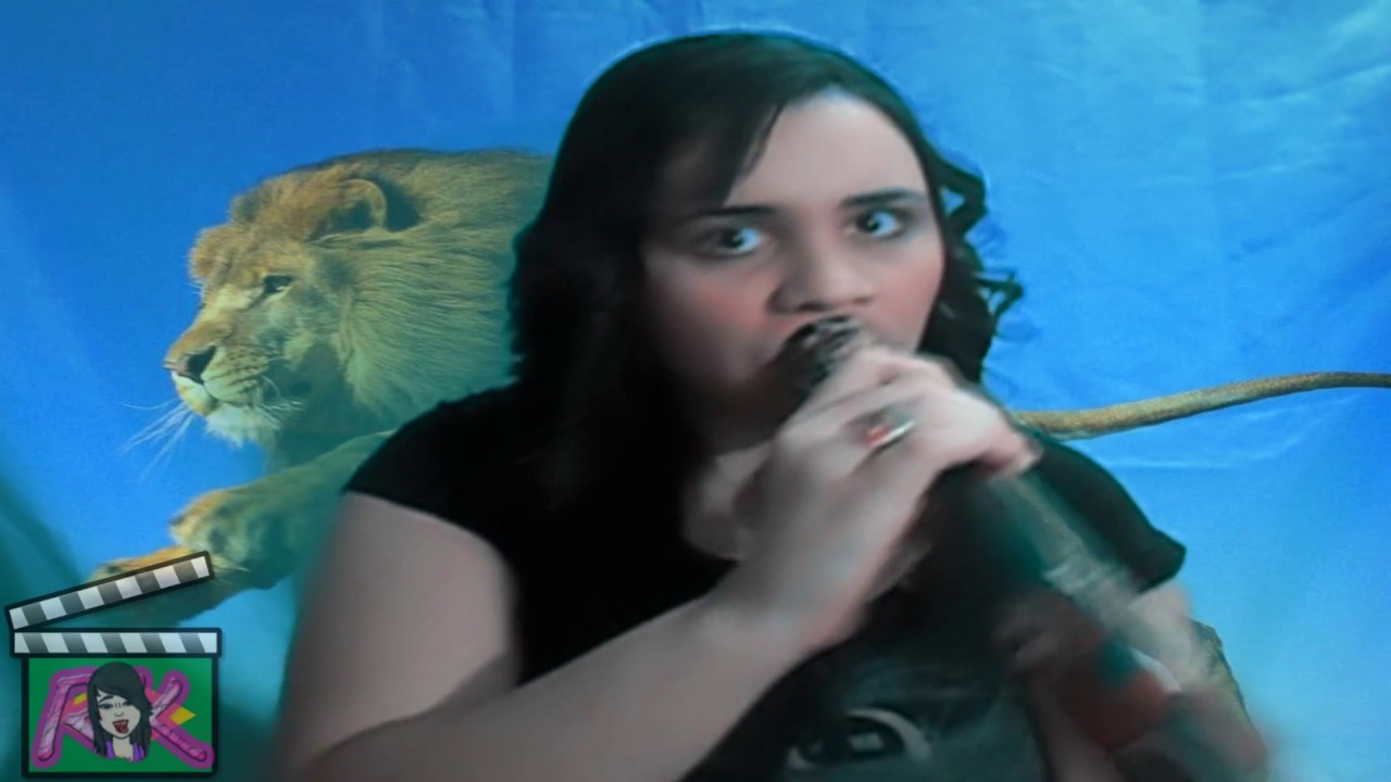 Caroline imitando e falando com animais