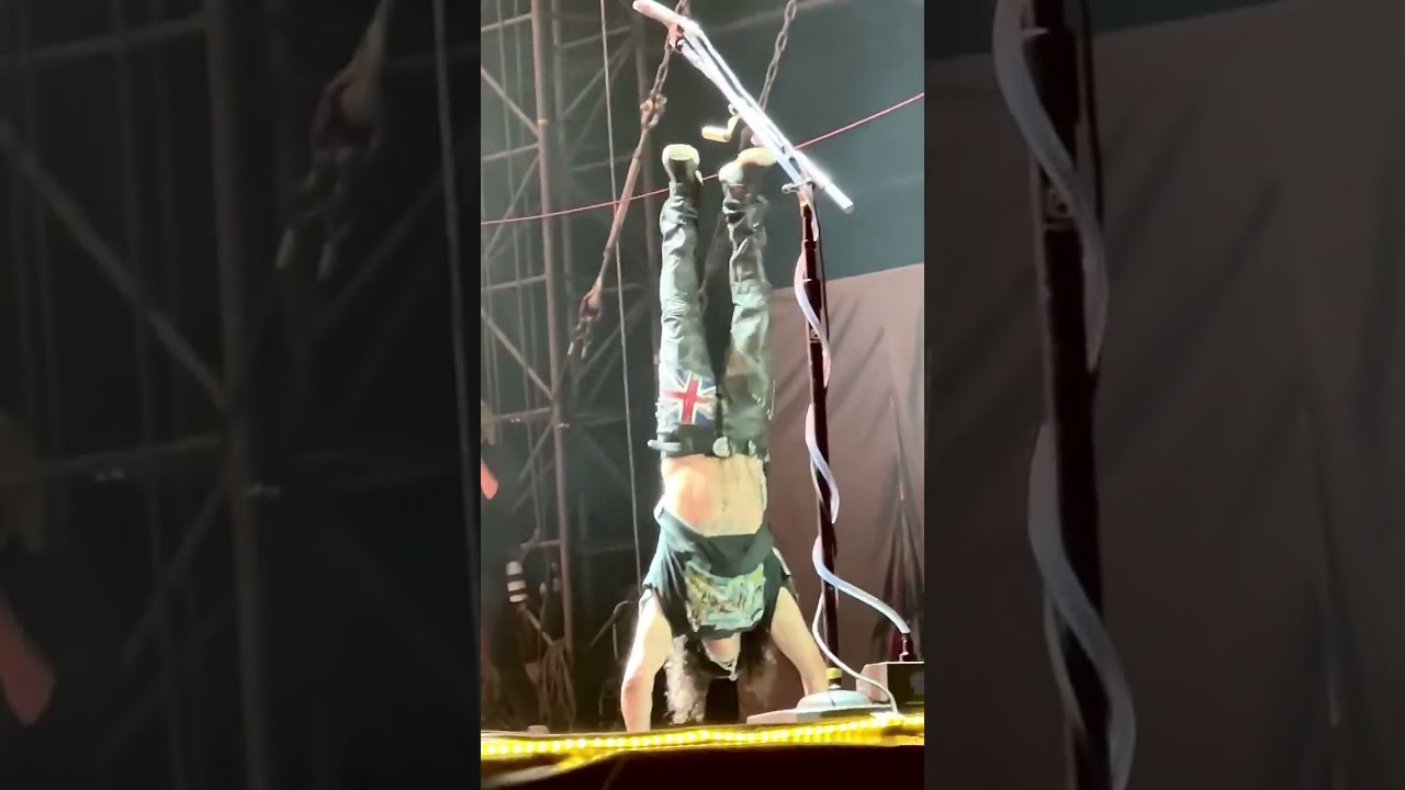Slash's funny moments on stage #shorts #slash #gnr