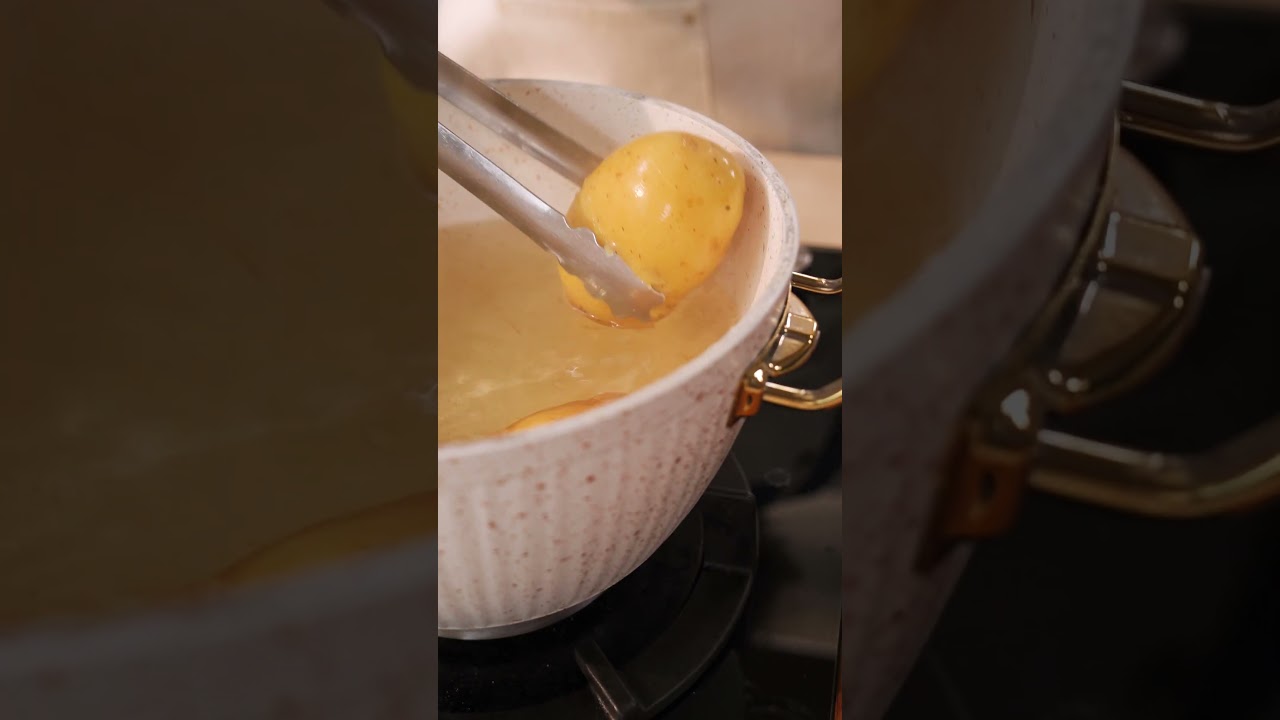 En kolay patates soyma y&ouml;ntemi! 🥔😎 #yemekcom #patates #kitchenhacks #kitchen