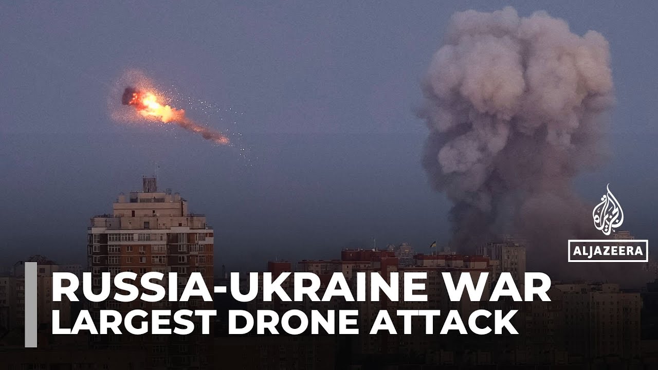 Россия начала крупнейшую атаку беспилотников за всю историю войны на Украине, поразив правительст...