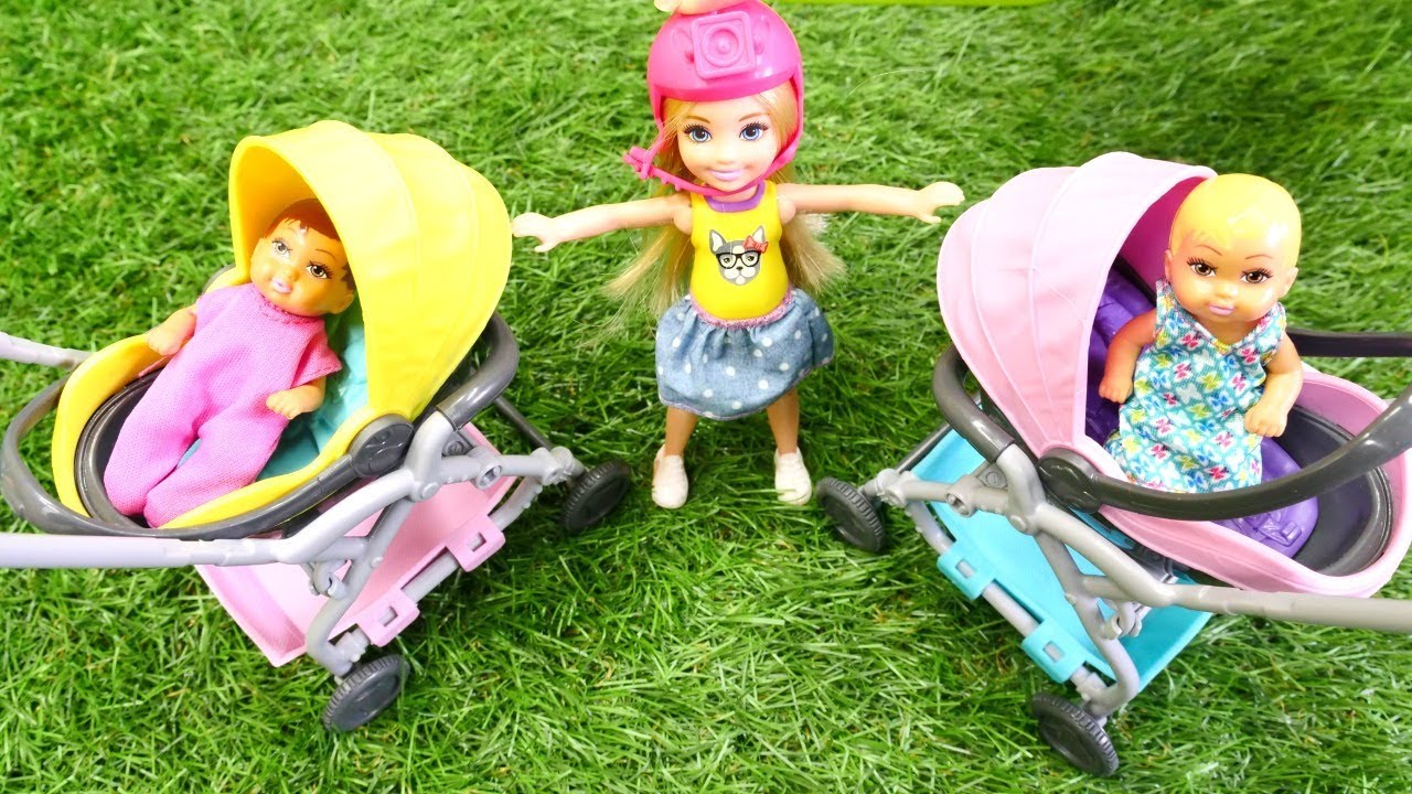 Barbie ailesi parkta. Chelsea bebekler ile oynuyor