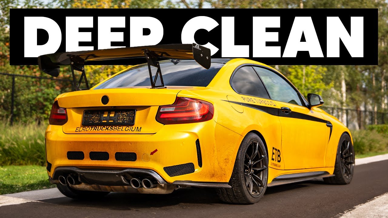 Глубокая очистка грязного гоночного автомобиля BMW M2