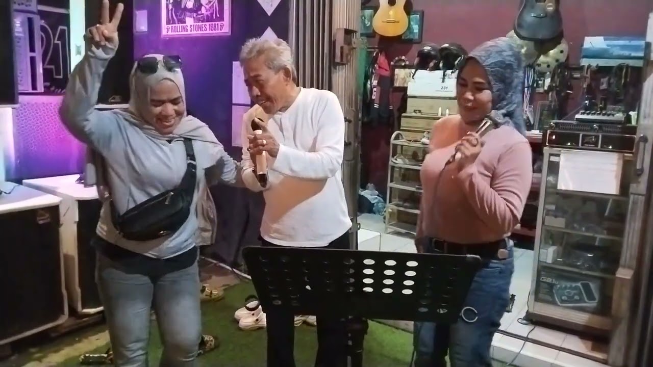 H.Sueb and Ambu Tuti Studio 21 Alun2 Karawang 14 Pebuari 2026