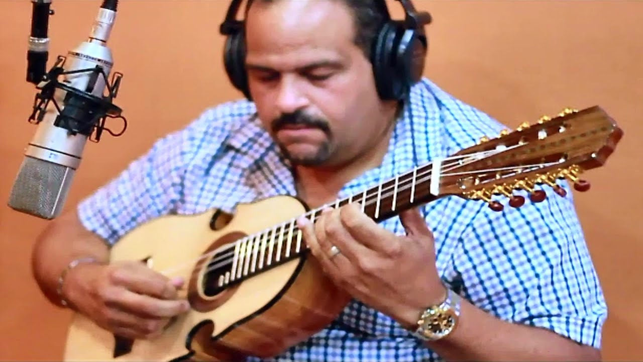 "Desenfunda el cuatro," Navidades en Puerto Rico.