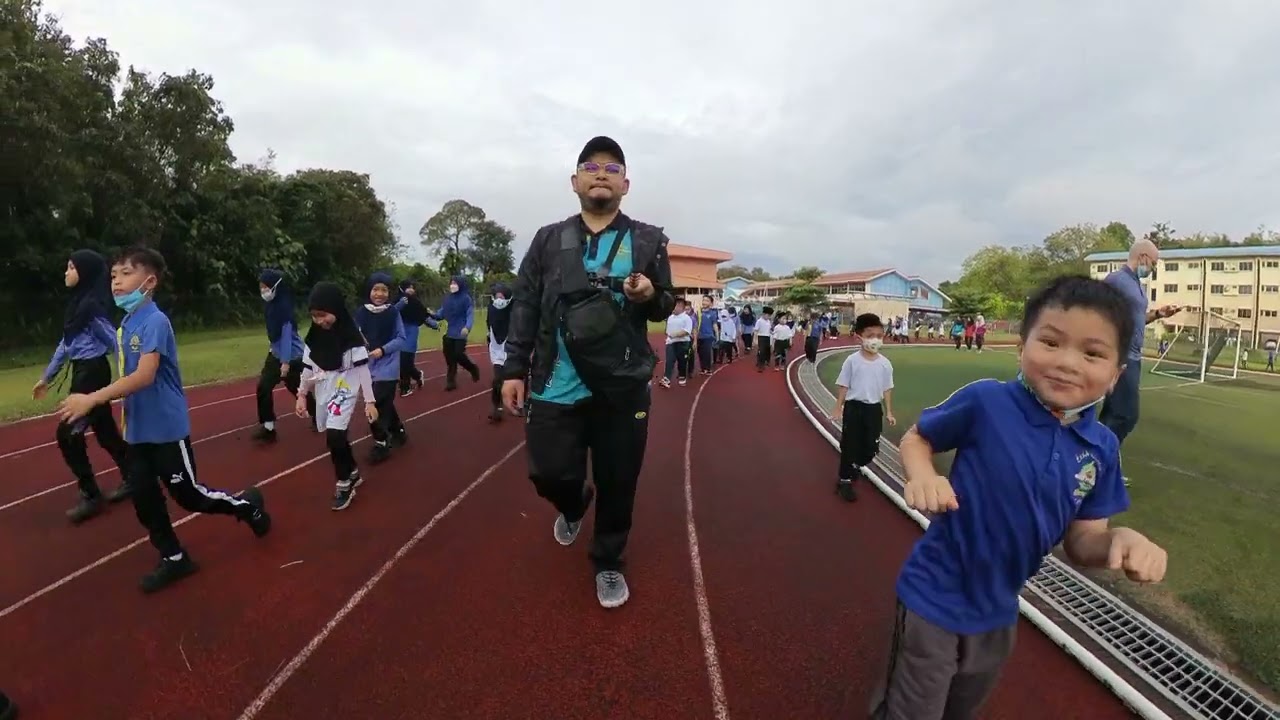 Vlog Brisk Walk di Padang Sekolah DRK