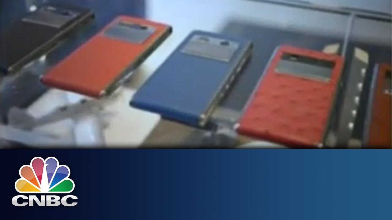 Vertu выпускает люксовый смартфон за 6800 долларов | CNBC International